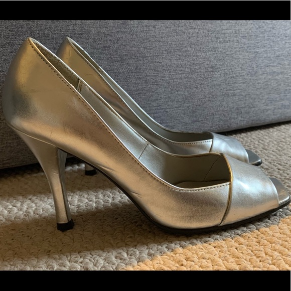 Steve Madden Silver heels, Size 7 - Picture 1 of 11